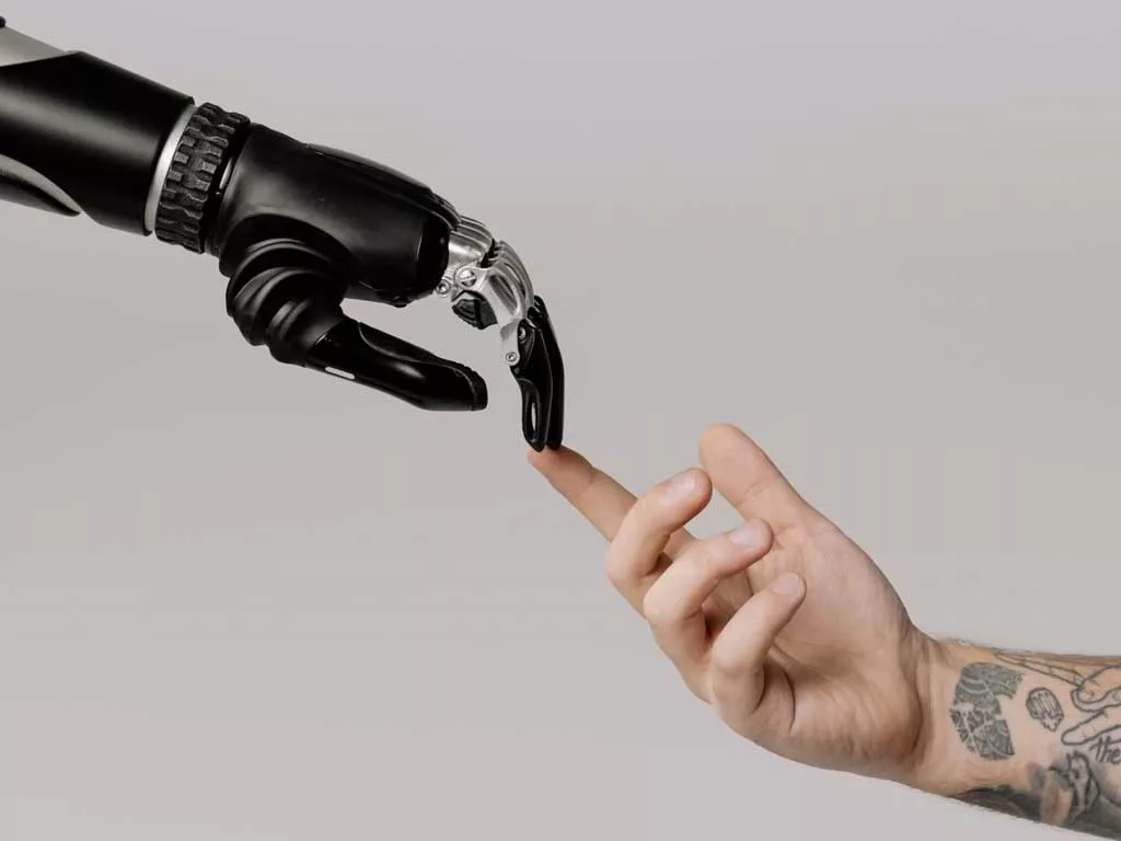 Menselijke en robotvinger raken elkaar aan