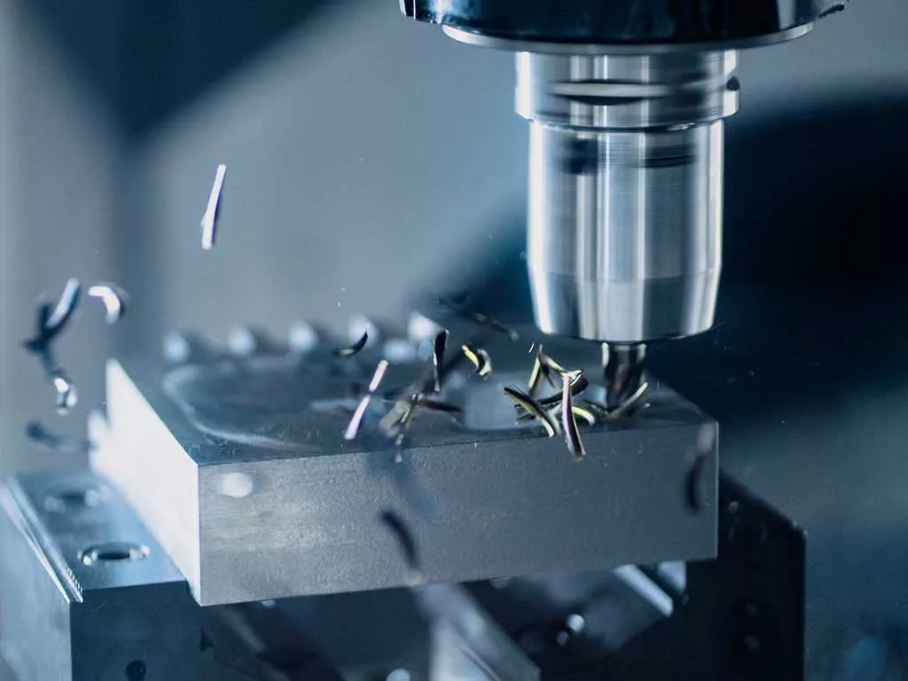Frezen van metaal in industriële werkplaats