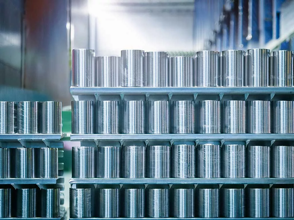 Stapel stalen rollen in magazijn