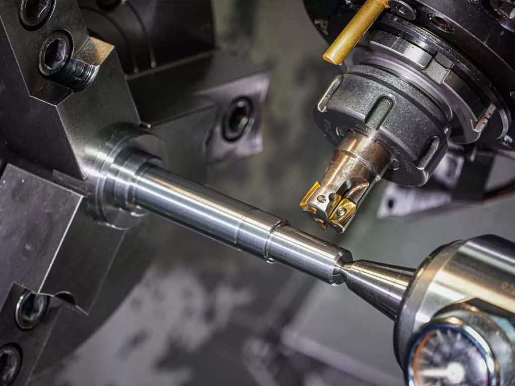 Close-up van metaalbewerking met CNC-freesmachine.