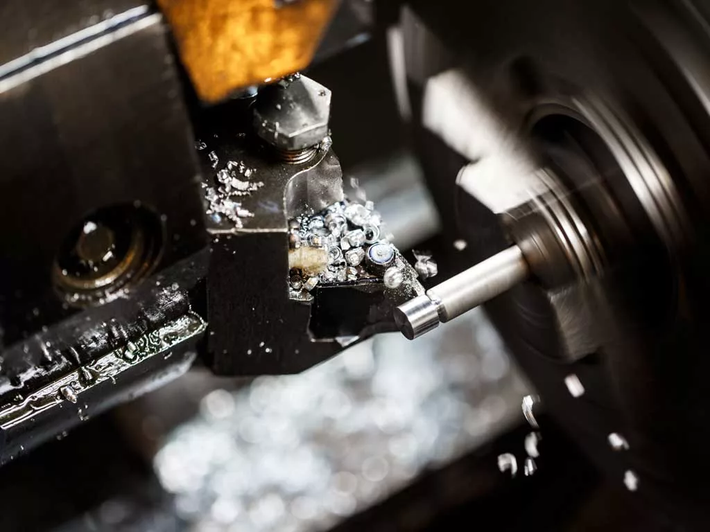 Close-up van draaiende CNC-freesmachine bewerking metaalblok