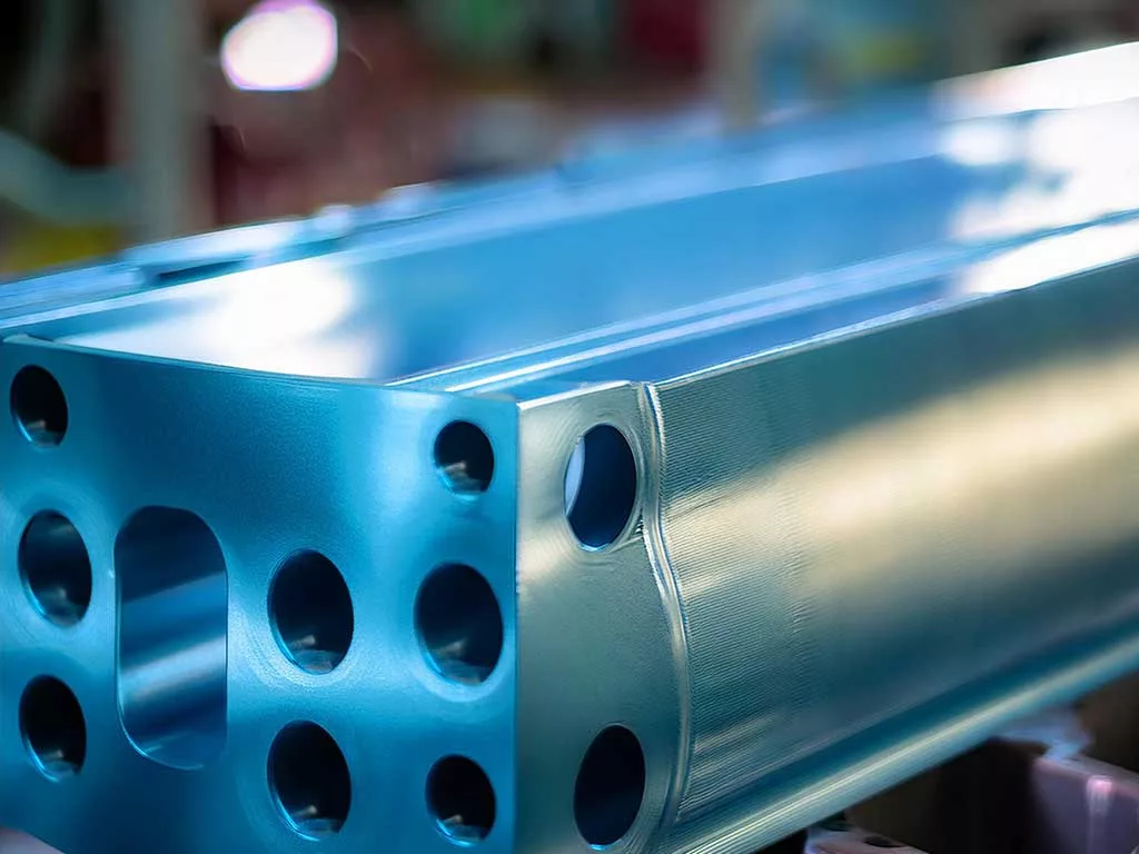 Blauwe metalen structuur met openingen en reflecties